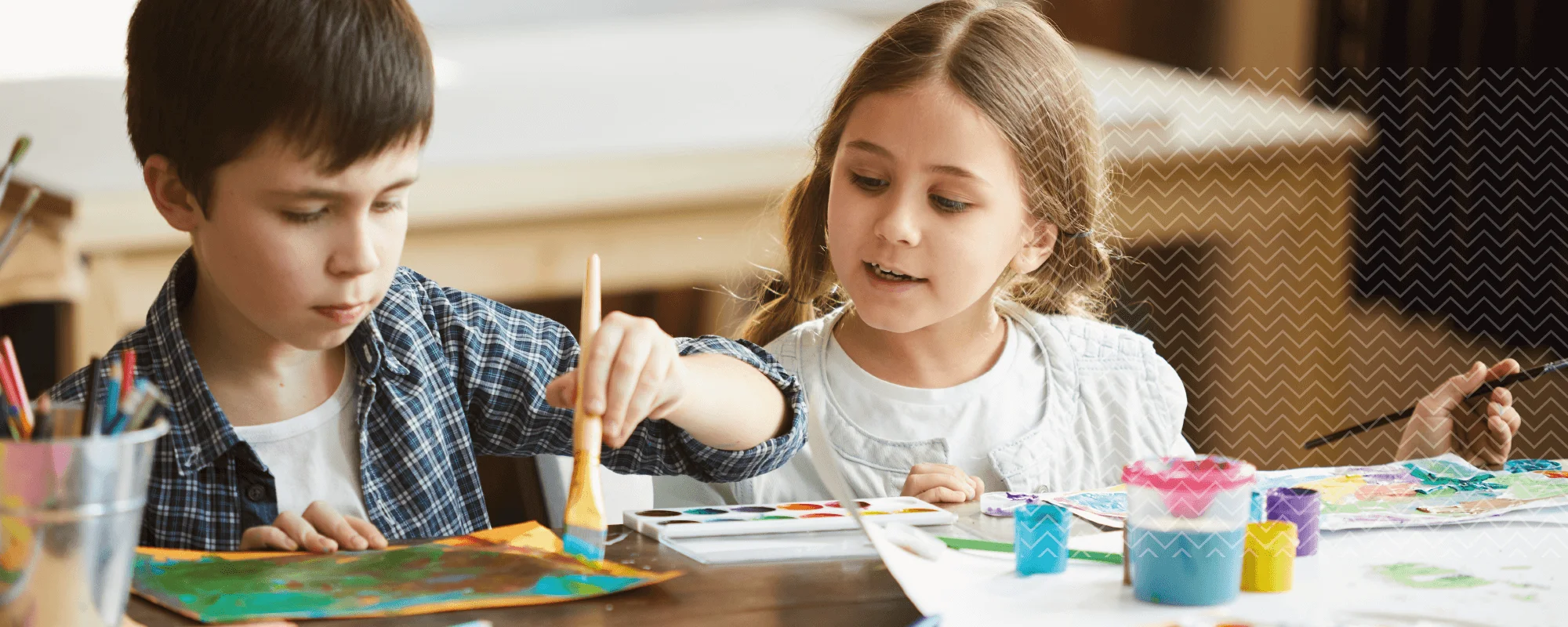 Niños pintando y realizando actividades artísticas, representando el abordaje educativo y terapéutico de las dificultades de aprendizaje en el aula.