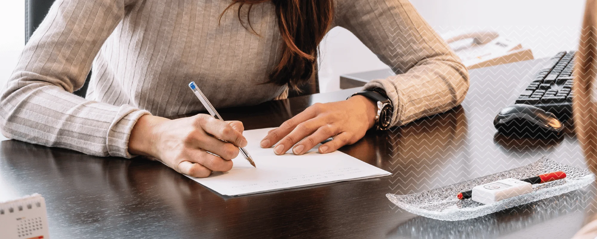 Mujer ejemplificando la elaboración de un informe neuropsicológíco en su consulta después de una evaluación neuropsicológíca