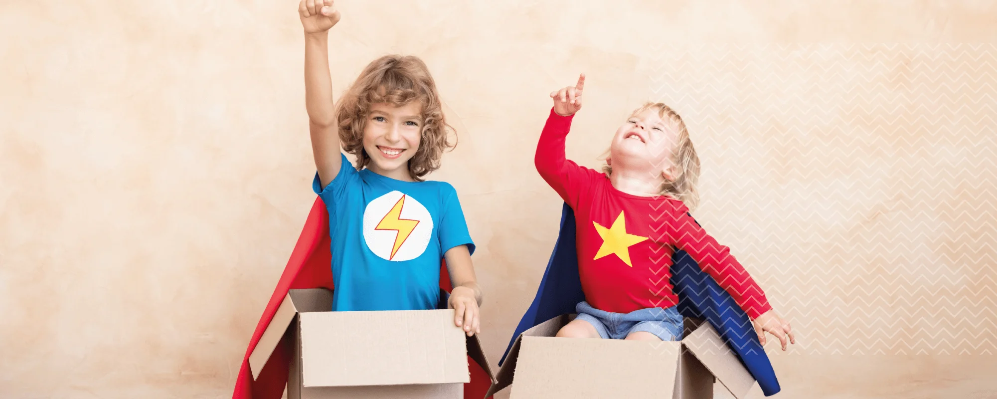 Niños jugando con disfraces de superhéroes, simbolizando el desarrollo cognitivo y la evaluación neuropsicológica infantil.