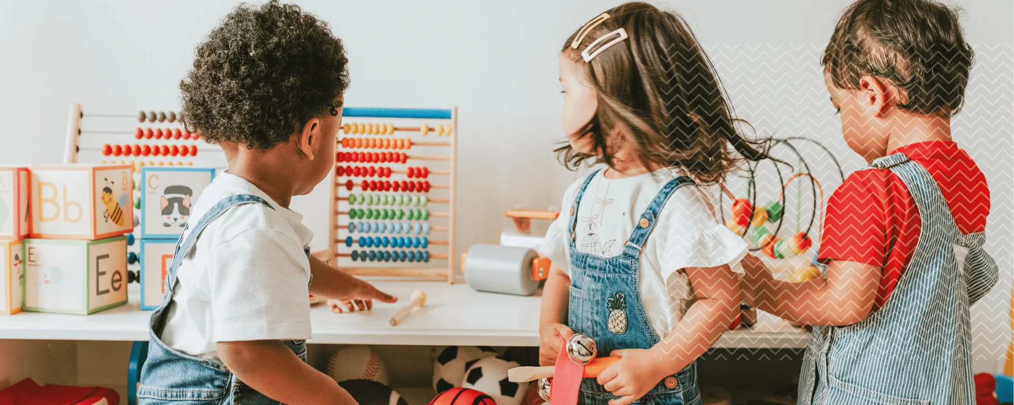 Niños jugando con materiales educativos en un entorno de estimulación cognitiva, representando el enfoque de la neuropsicología infantil